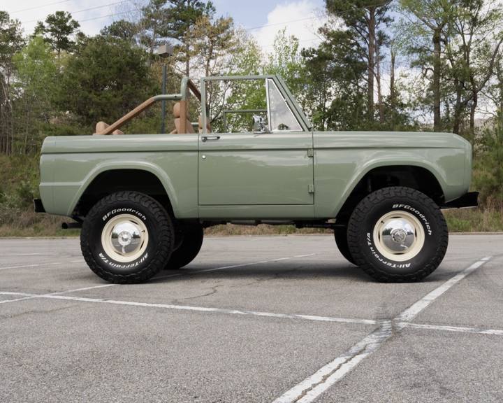 Side profile of the Boxwood Green 1967 Bronco