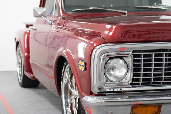 Front of the 1970 C10 with its grille and headlights