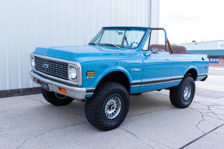 Front three-quarter view of the light blue 1972 K5 Blazer