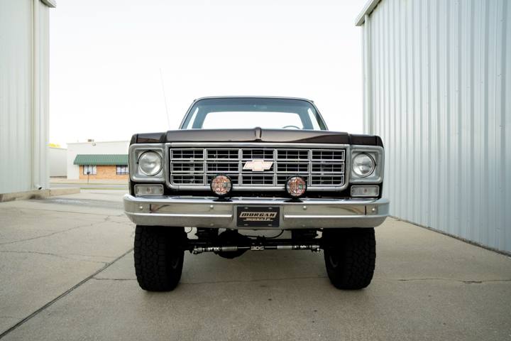 Front of the 1978 K10 with its grille and driving lights